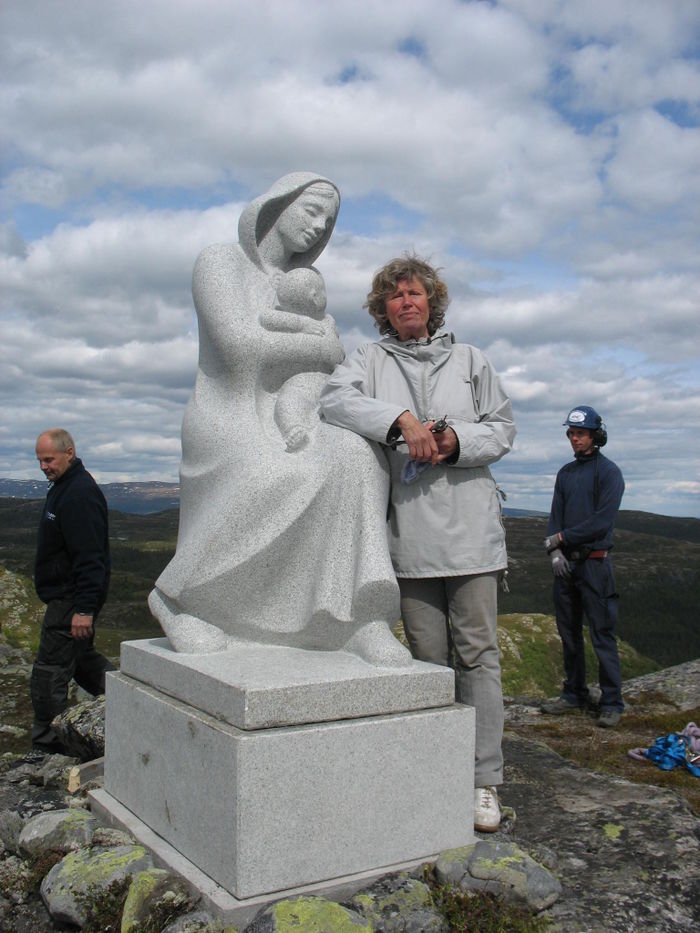 Foto: Knut Aabø. Kunstneren og madonnastatuen